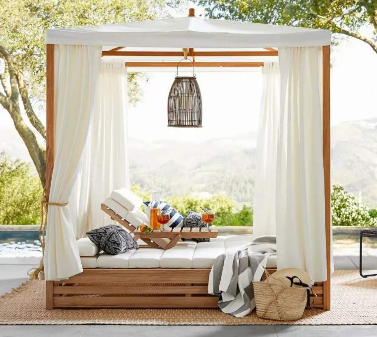 кровать на открытом воздухе с балдахином из тикового дерева