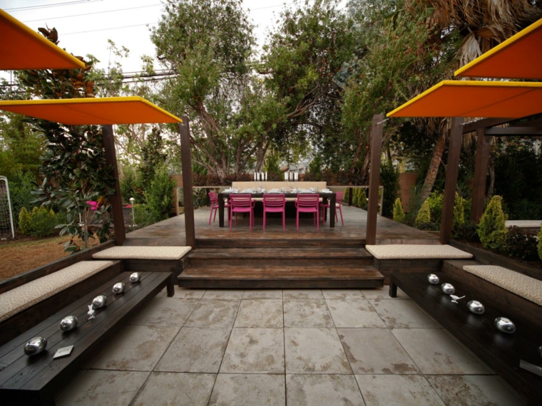идеи современной гостиной на открытом воздухе с розовыми стульями в стиле деко