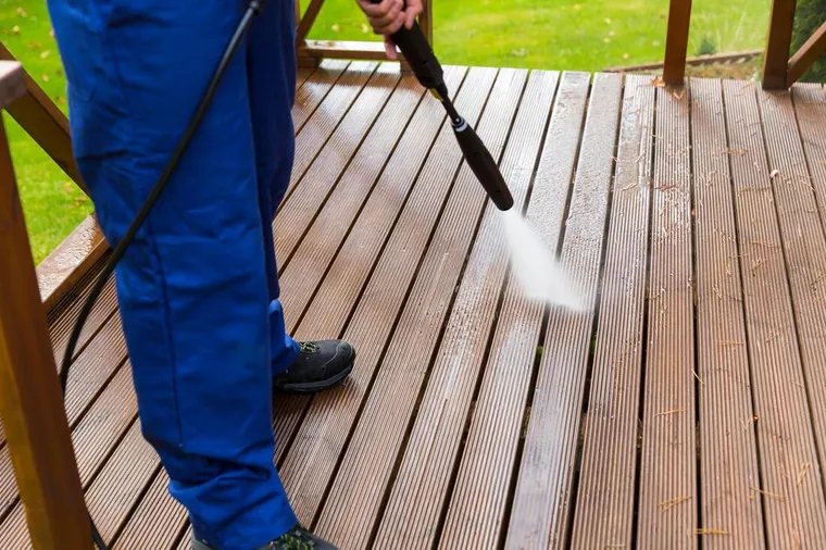 защитить деревянную террасу перед зимней чисткой