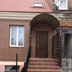 Броня с душой океана: Почему мы выбрали двери с корабельной фанерой и как это изменило наш дом